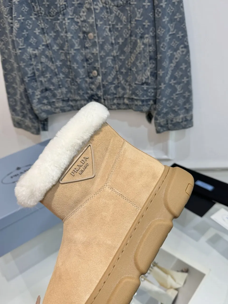 👟👟Ex-factory price 600👟👟 Prada’s popular snow boots, ski boots, so cute and cute →_→ From the Prada limited series, unique. The fur-integrated fabric creates ideal softness. The short-cut version can be worn in the city or in the mountains. It makes the calves look slimmer. It is warm and has a concave shape. The size is 35-40. 41Customized